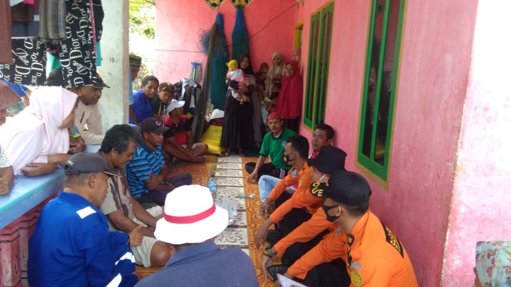 Tim Basarnas bersama warga yang dikabarkan hilang di hutan Lakudo, Buteng. 