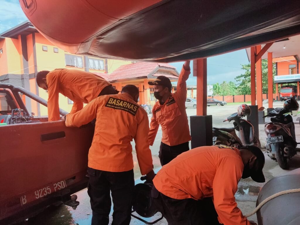 Tim Rescue Basarnas Kendari saat akan berangkat ke lokasi kejadian.