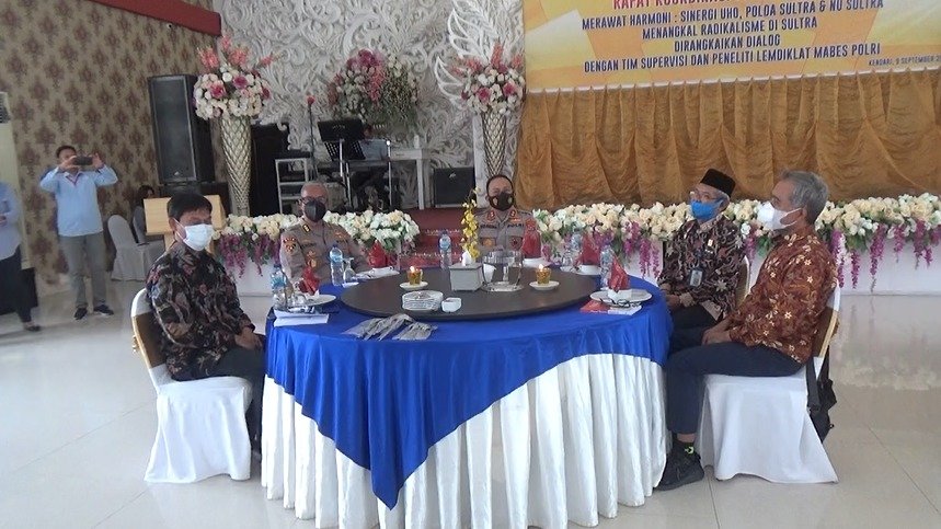 Tim Penulis Buku tentang pencegahan paham radikalisme dan intoleran saat melakukan rapat koordinasi (rakor).