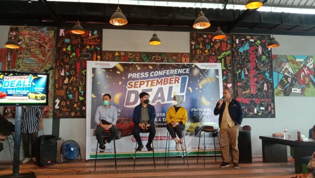 Kalla Toyota Kendari mengadakan jumpa pers program "September Deal". 