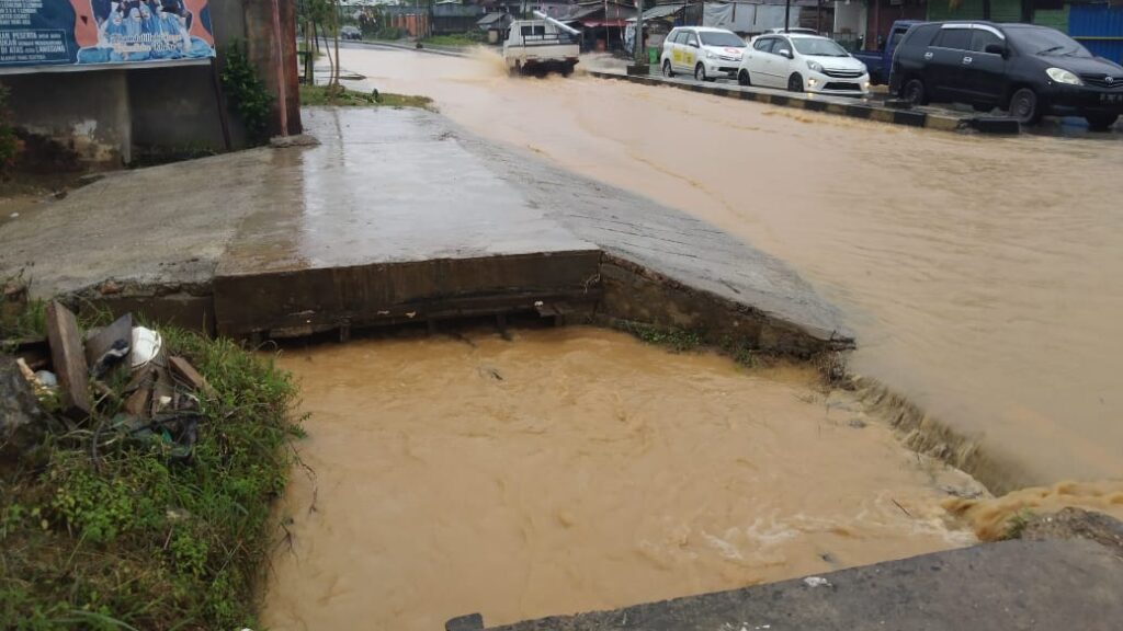 Saluran air di Jalan D.I. Panjaitan, Kelurahan Lepolepo, Kecamatan Baruga, Kota Kendari. 