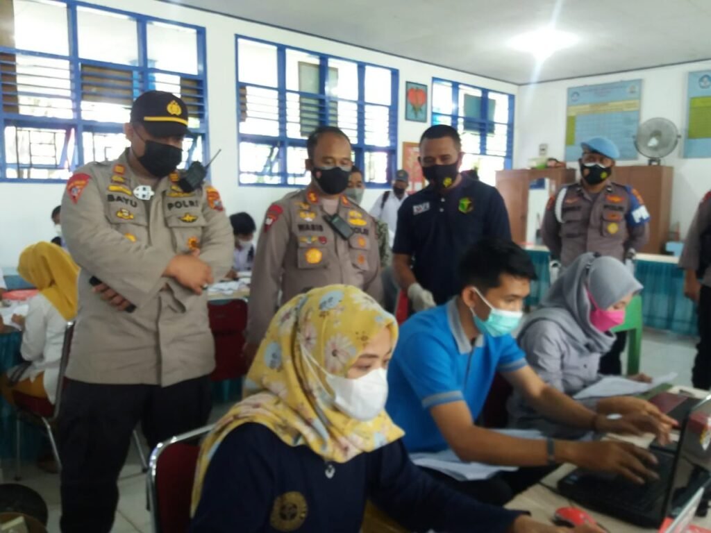 Kapolres Konawe, AKBP Wasis Santoso saat memantau langsung vaksinasi massal di SMAN 1 Unaaha.