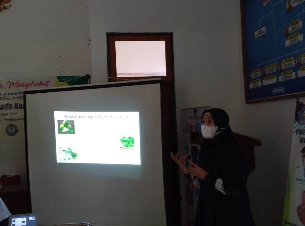 Ketua Panitia Kegiatan, Satya Darmayani saat membawakan materi edukasi pembuatan hand sanitizer berbahan dasar alami.