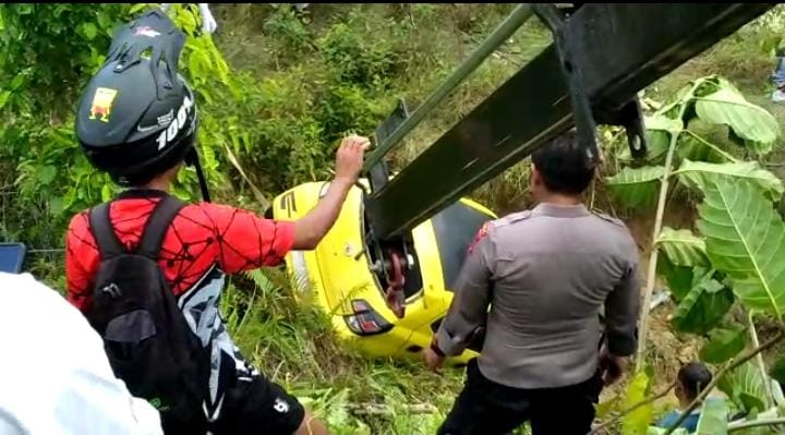 Pihak kepolisian mengevakuasi mobil Toyota Agya.