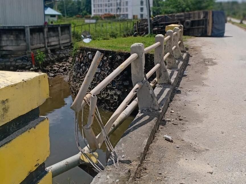 Jembatan  di Jalan ZA Sugianto, Kelurahan Anduonohu, Kecamatan Poasia, Kota Kendari. 