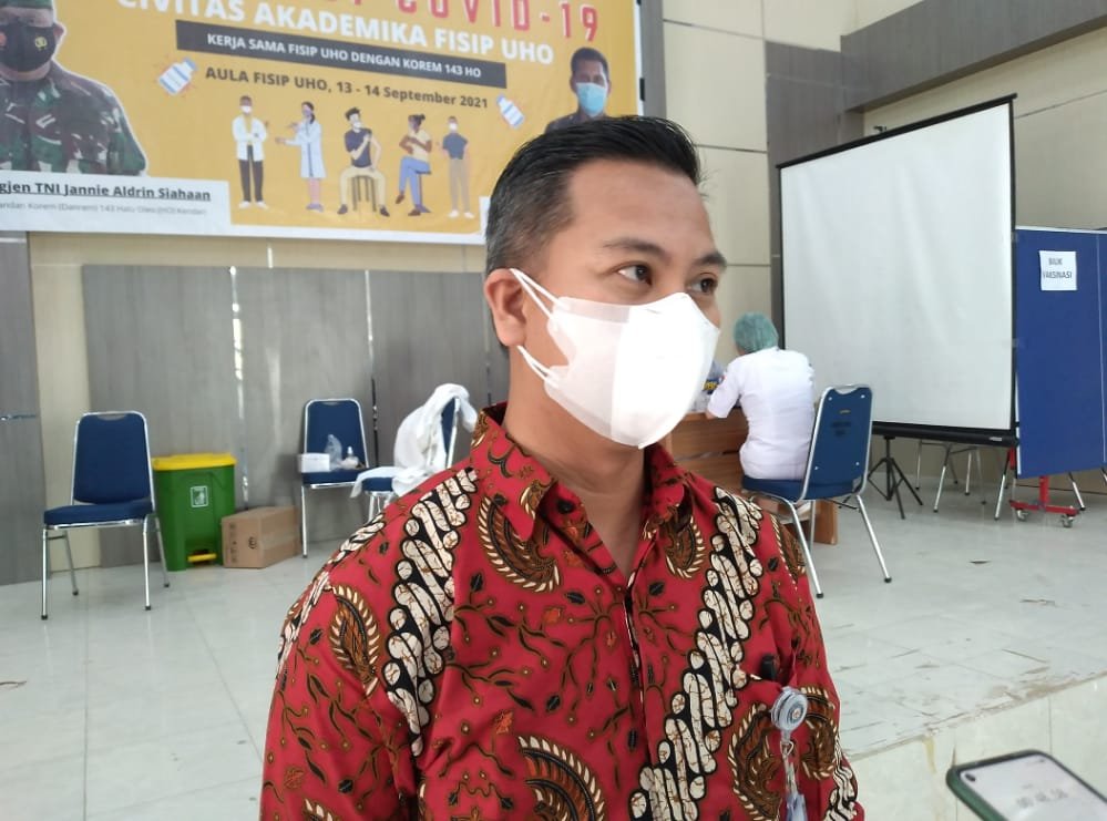 Wakil Dekan III Fakultas Ilmu Sosial dan Ilmu Politik (FISIP) Universitas Halu Oleo (UHO) Bidang Kemahasiswaan dan Alumni, Adrian Tawai membicarakan soal pelaksanaan vaksinasi di UHO merupakan instruksi Rektor UHO. Foto: Yusrin Ramadhan/Kendariinfo. (13/9/2021).
