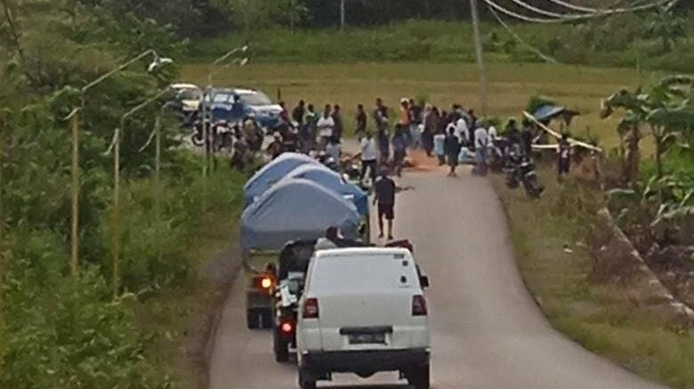 Antrean kendaraan akibat jalan putus di Desa Mondoe, Kecamatan Palangga Selatan, Kabupaten Konawe Selatan (Konsel).