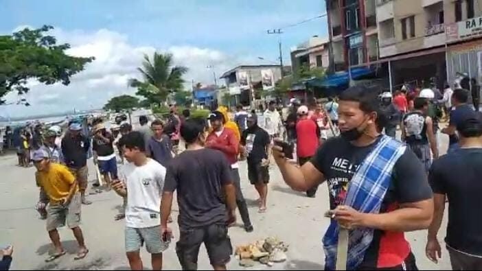 Kondisi saat kericuhan di sekitar Tempat Pelelangan Ikan (TPI) Sodoha, Kecamatan Kendari Barat, Kota Kendari.