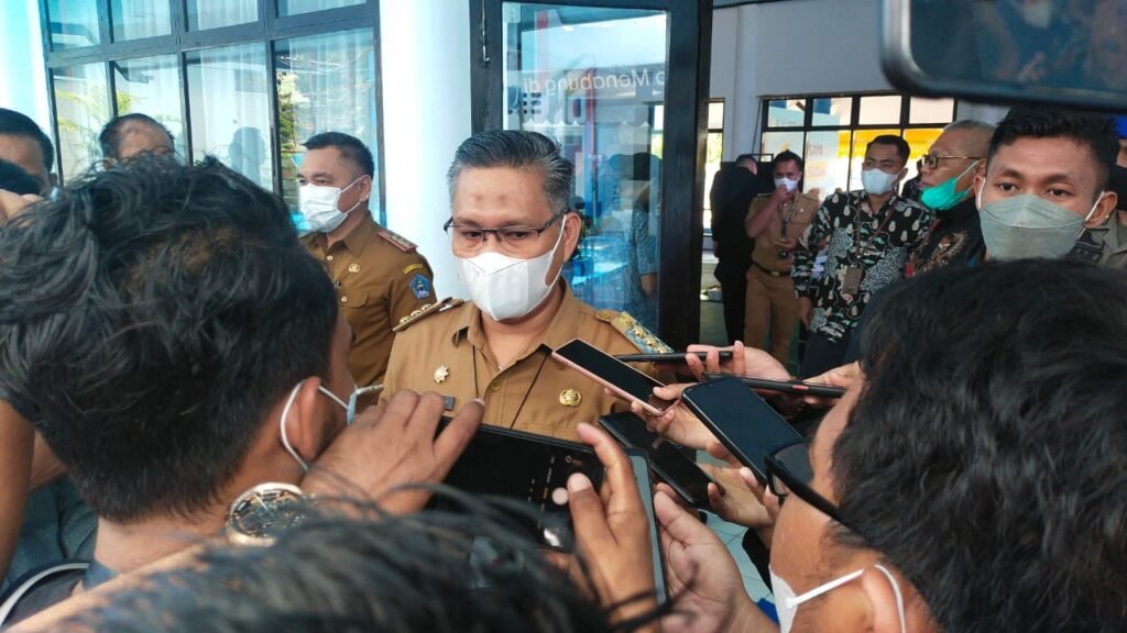 Wali Kota Kendari, Sulkarnain Kadir saat diwawancarai awak media usai kegiatan vaksinasi di Aula Bank Sultra.