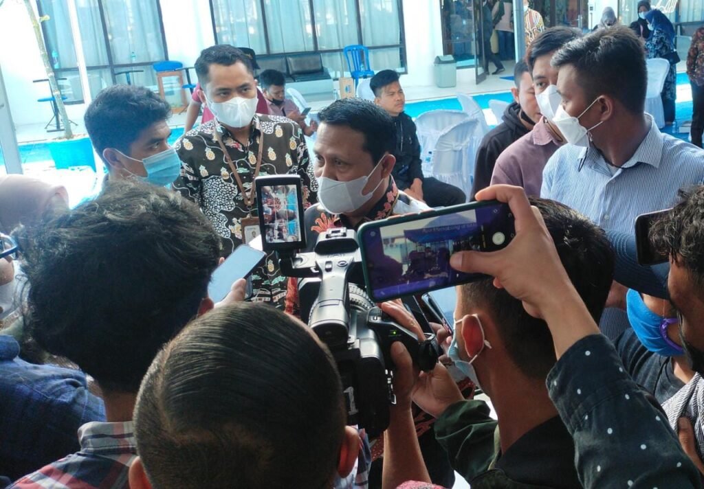 Dirut Bank Sultra, Abdul Latif saat diwawancarai awak media. 