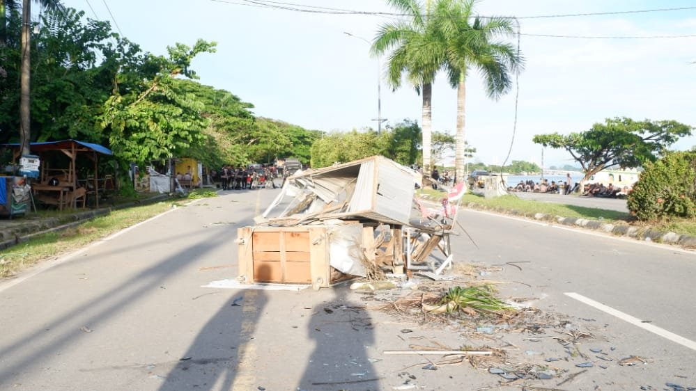 Tumpukan lapak yang dirusak pelaku kericuhan.