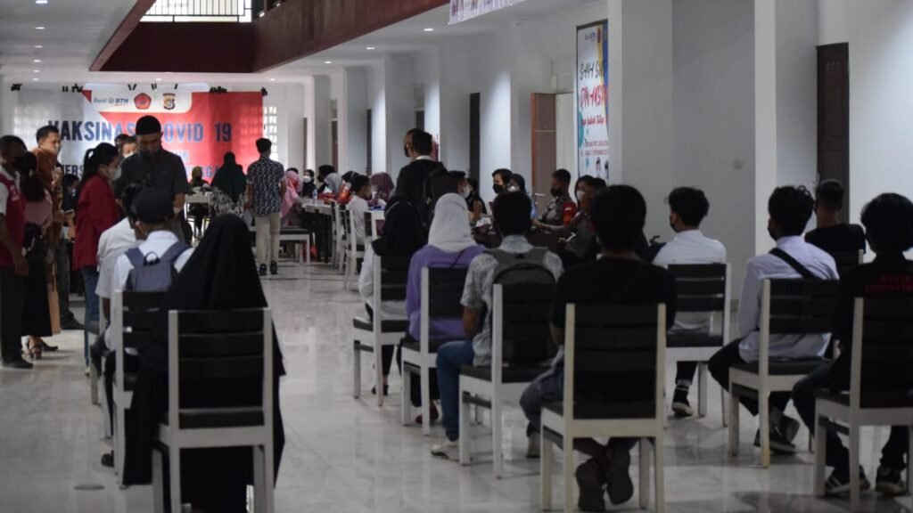 Sejumlah mahasiswa yang mengikuti vaksinasi di Gedung Asrama Mahasiswa Universitas Sulawesi Tenggara.