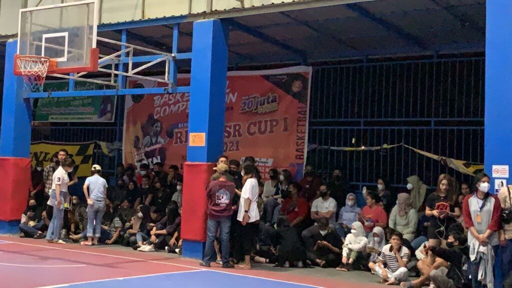 Tumpukan penonton terlihat mengabaikan jaga jarak.