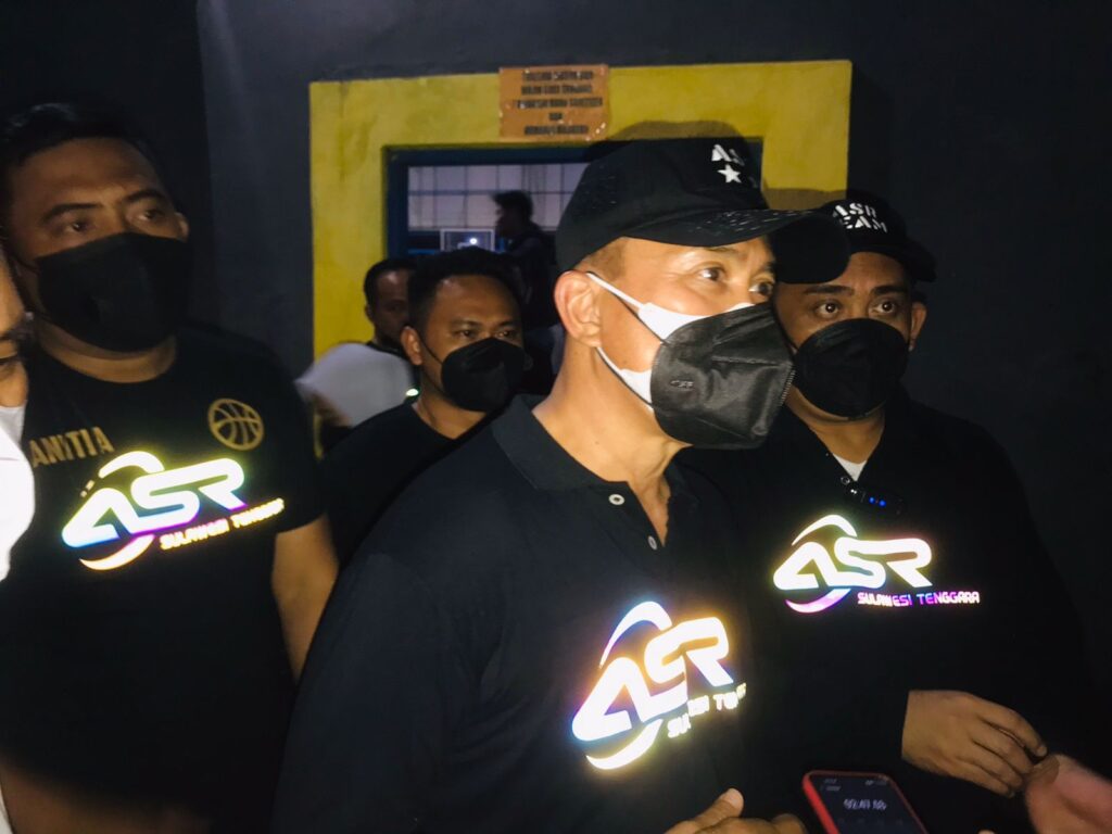 Sponsor kompetisi basket di GOR Jalan La Ode Hadi, Kota Kendari, Andi Sumangerukka (ASR).