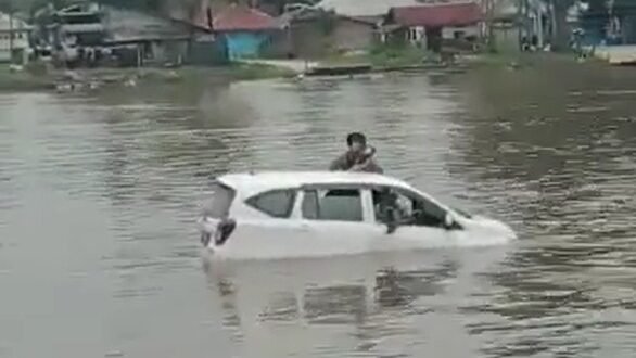 Mobil terseret arus sungai di penyeberangan Desa Lalonggaluku dan Desa Laosu, Kecamatan Bondoala, Kabupaten Konawe.