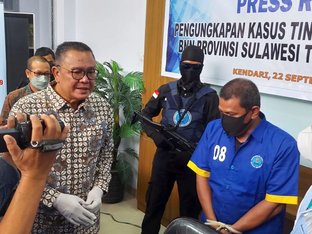 Kepala BNNP Sultra, Brigjen Pol Sabaruddin Ginting saat menggelar konferensi pers.