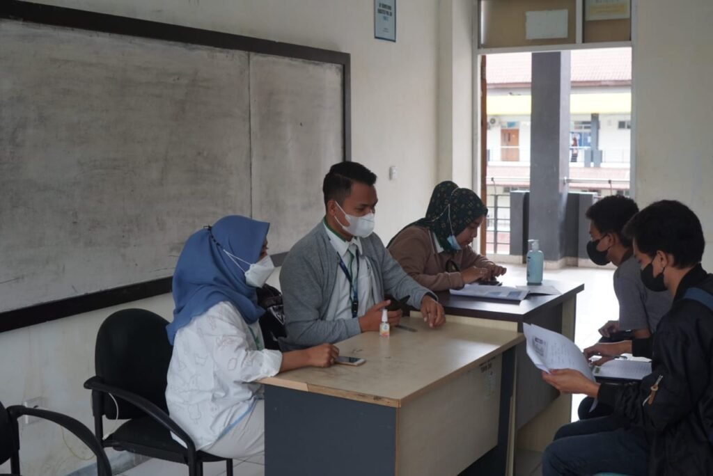 Pelaksanaan vaksinasi di Fakultas Teknik (FT) Universitas Halu Oleo (UHO) Kendari, Sulawesi Tenggara (Sultra).