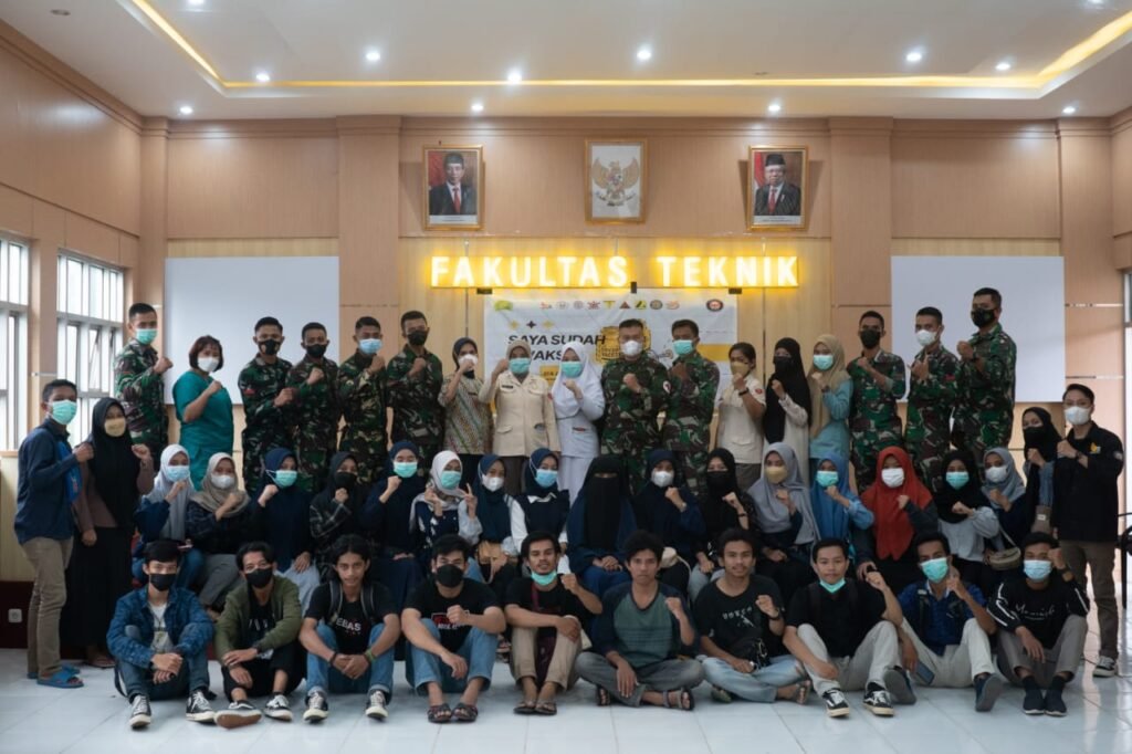 Panitia, peserta, dan petugas vaksinasi di Fakultas Teknik (FT) Universitas Halu Oleo (UHO) Kendari, Sulawesi Tenggara (Sultra).