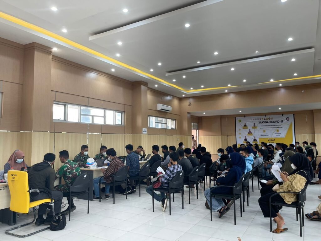 Pelaksanaan vaksinasi di Fakultas Teknik (FT) Universitas Halu Oleo (UHO) Kendari, Sulawesi Tenggara (Sultra).