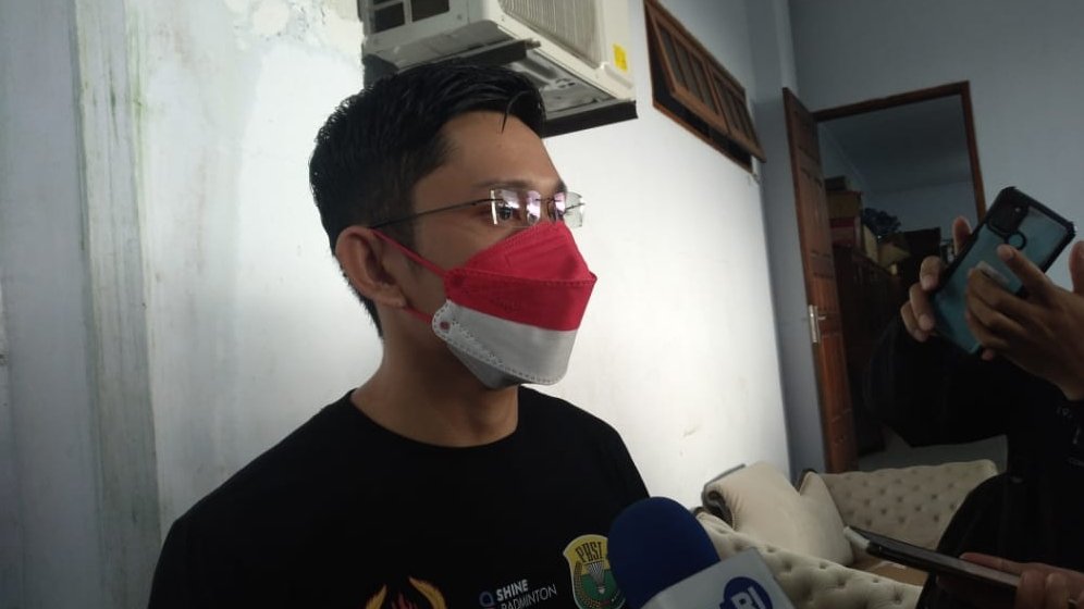 Pelatih Bulu Tangkis Sultra, Robin. 