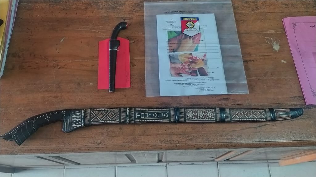 Barang bukti berupa parang yang digunakan untuk melukai korban, dan sebilah badik yang diamankan saat dilakukan penangkapan.