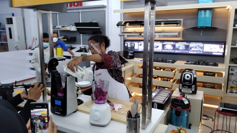 La Ode Saiful Rahman jebolan Masterchef Indonesia saat menggunakan produk Modena.
