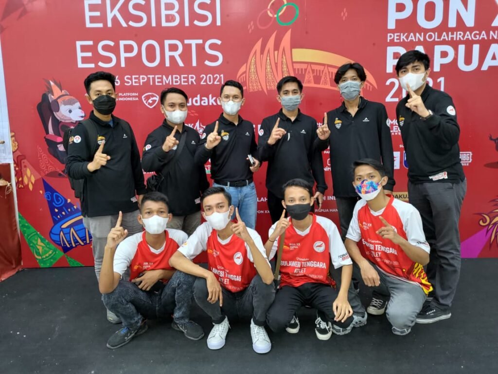 Tim Esport Free Fire Sultra setelah berhasil meraih medali emas di PON XX Papua 2021. Foto: ESI Sultra.