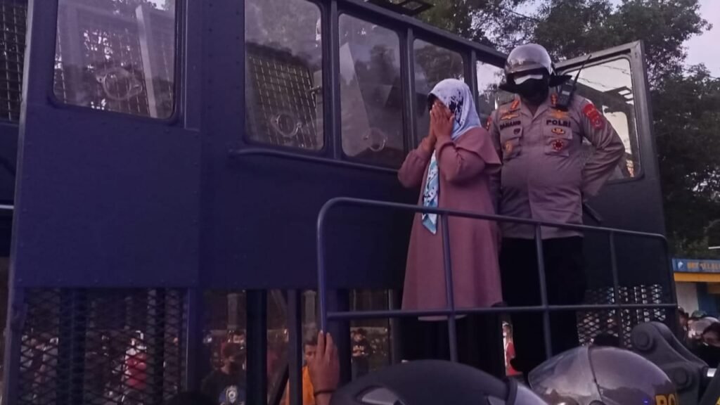 Ibu Yusuf Kardawi, Endang Yulida usai menenangkan pengunjuk rasa di depan Mapolda Sultra.