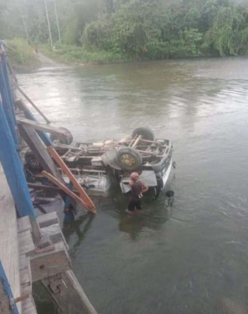 Truk pengangkut kayu yang terbalik saat jembatan ambruk. Foto: Istimewa.