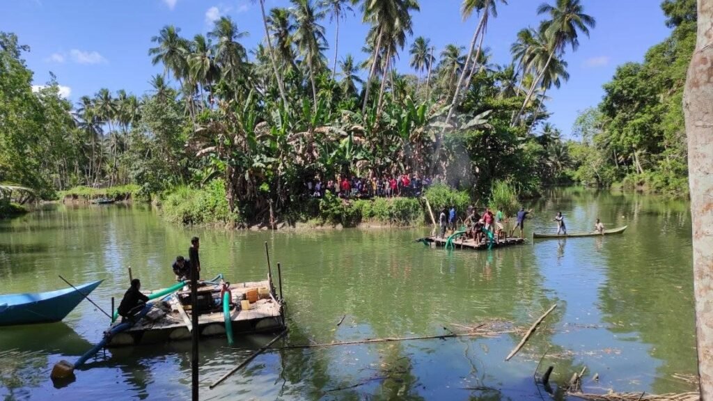 Warga Desa Kinapani Makmur, Kecamatan Lasalimu Selatan melakukan pencarian korban tenggelam.