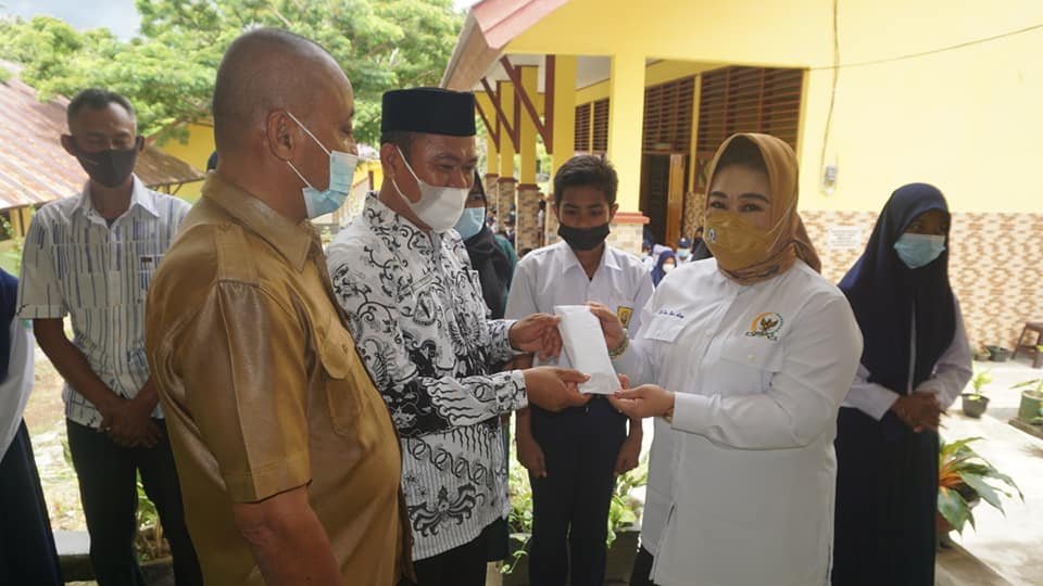 Tina Nur Alam membagikan bantuan untuk SMPN 16 Kendari.