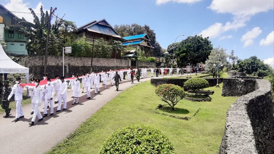 Pemuda-pemudi mengenakan seragam putih Paskibraka saat prosesi pembentangan bendera Merah Putih di Benteng Keraton Buton.
