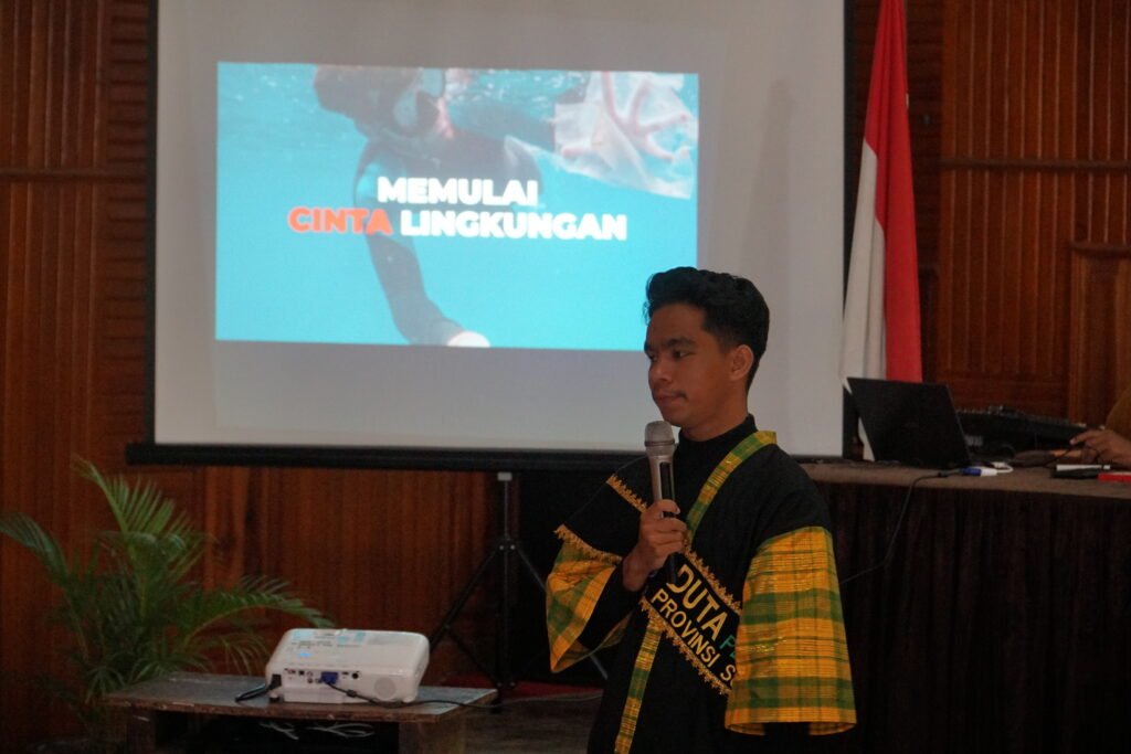 Duta Pepelingasih Sultra 2021, Hasmin Ladiga saat membawakan materi di kegiatan Gerakan Zero Plastic Waste. Foto: Kendariinfo. (19/10/2021).