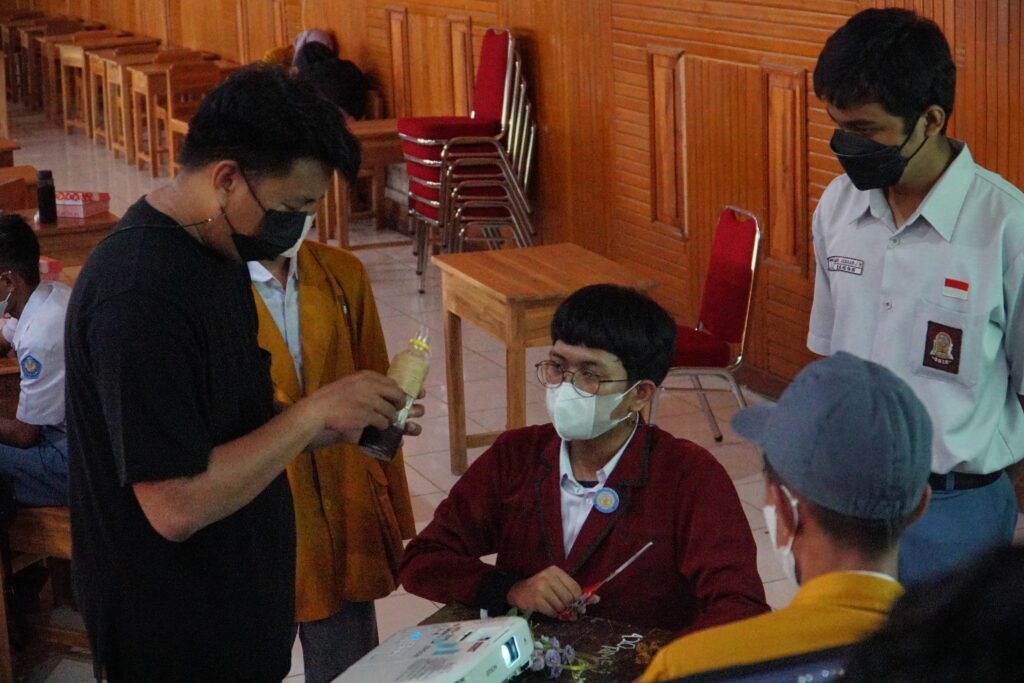 Kelas praktik pengolahan sampah botol plastik bersama Crafter Sultra, Yunus Makmur di kegiatan Gerakan Zero Plastic Waste. Foto: Kendariinfo. (19/10/2021).