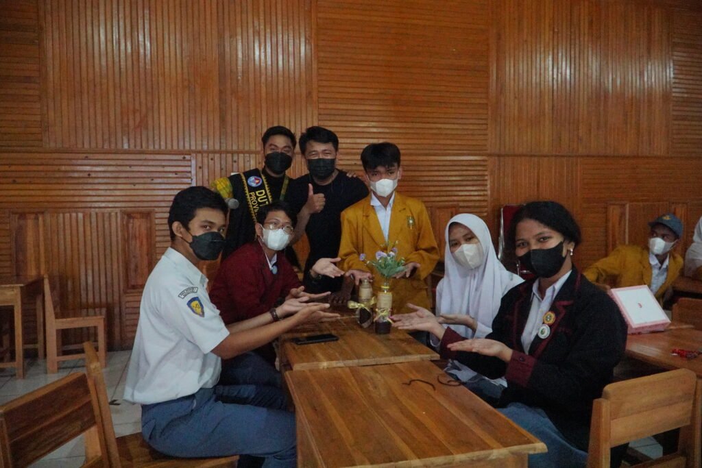 Dewi Sukaya (kanan) saat praktik pengolahan sampah botol plastik di kegiatan Gerakan Zero Plastic Waste. Foto: Kendariinfo. (19/10/2021).