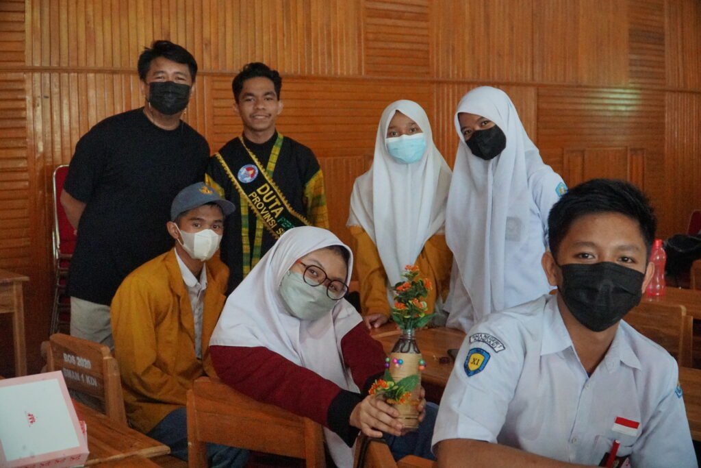 Kelas praktik pengolahan sampah botol plastik di kegiatan Gerakan Zero Plastic Waste. Foto: Kendariinfo. (19/10/2021).