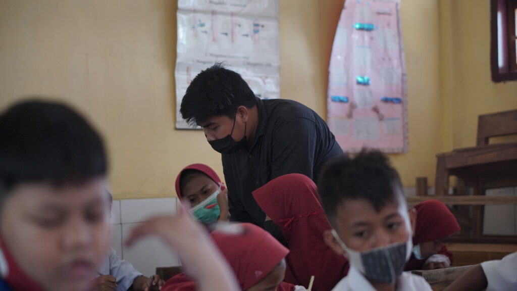Para siswa SD Negeri 77 Kendari mendapatkan edukasi terkait literasi media. Foto: Wira Muhammad Rafli/Kendariinfo. (5/10/2021).