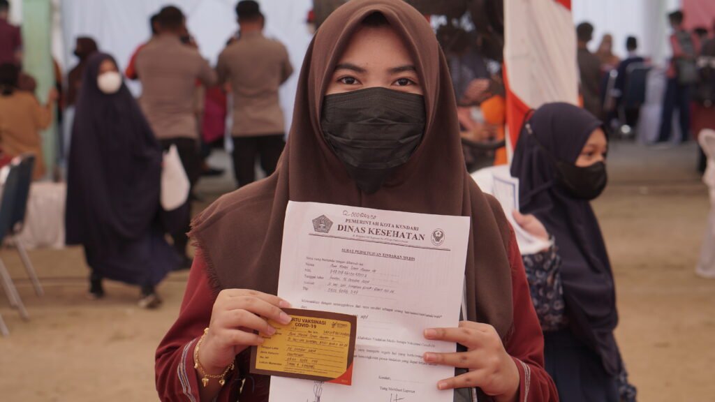 Siswi SMAN 4 Kendari, Aura yang telah divaksin. Foto: Wira Muhammad Rafli/Kendariinfo. (14/10/2021).