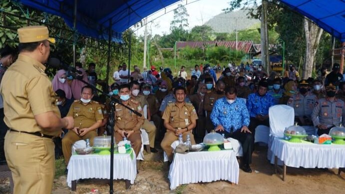 Peresmian jembatan titian penghubung empat desa terdampak baanjir di Kecamatan Andowia, Konut.