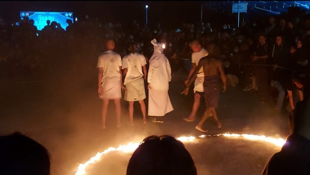 Teatrikal yang merupakan salah satu rangkaian peringatan Hari Listrik Nasional di Kendari.