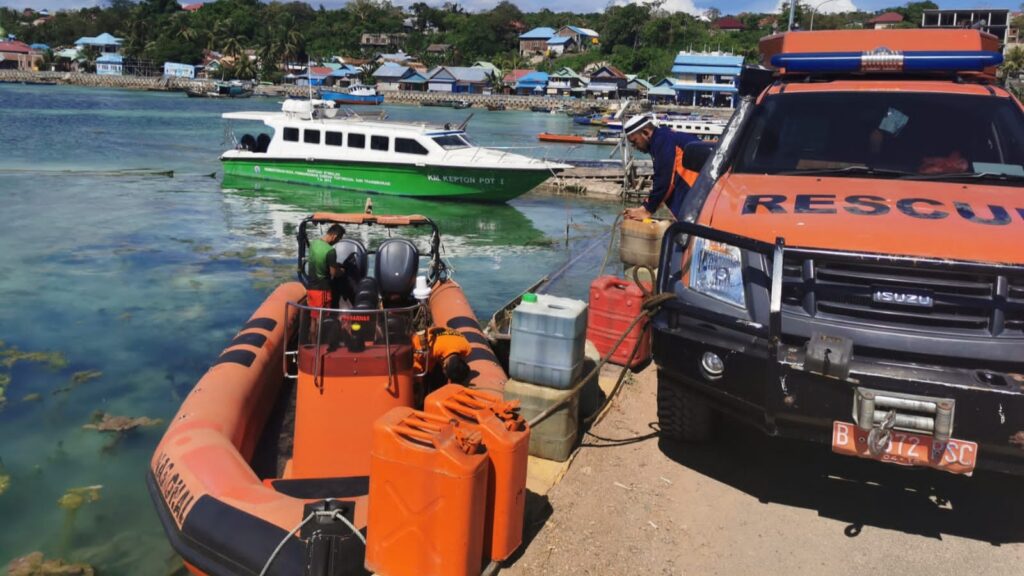 Tim Rescue Pos SAR Baubau bersiap menuju Desa Wacuala, Kecamatan Batu Atas untuk melakukan pencarian terhadap nelayan hilang saat melaut.