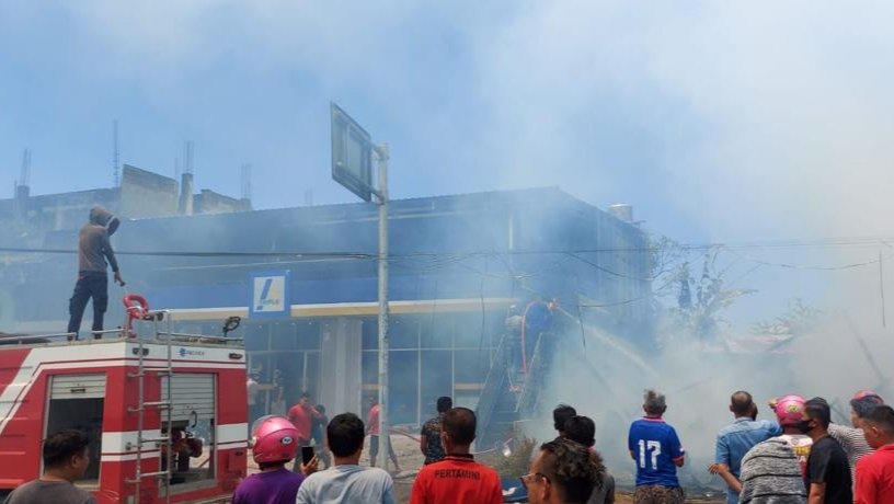 Kebakaran di Jalan Mesjid Raya, Kelurahan Lasusua, Kecamatan Lasusua, Kolaka Utara (Kolut), menghanguskan satu rumah warga.