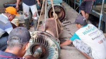 Perbaikan pompa air milik PDAM Tirta Anoa Kendari.