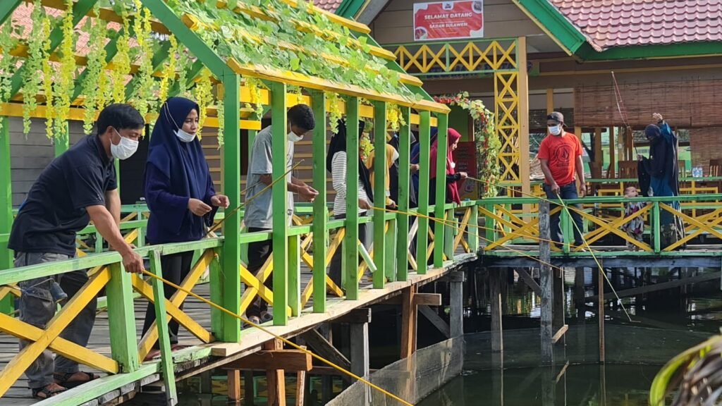 Suasana pengunjung Rumah Makan Sajian Sulawesi saat memanfaatkan wisata pemancingan.