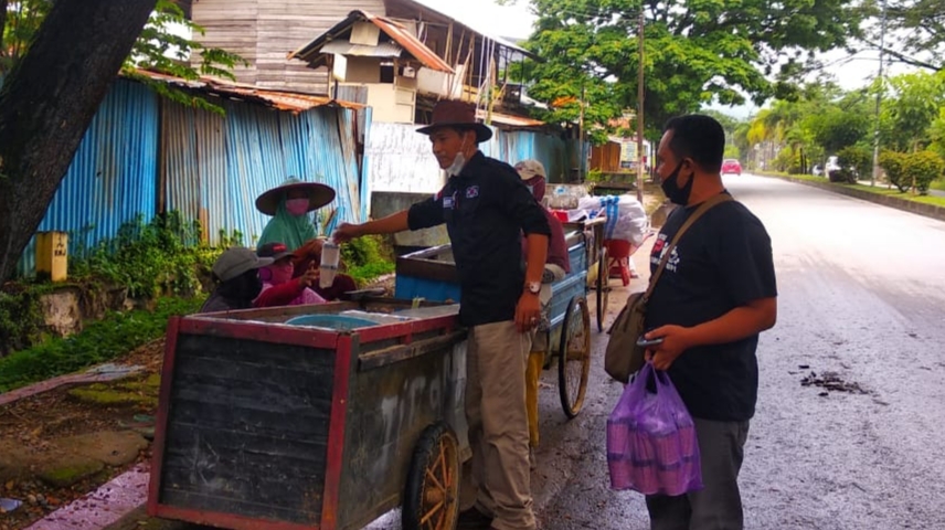 Komunitas Pencinta Kopi Sulawesi Tenggara (Sultra) membagikan kopi gratis di Kendari. 
