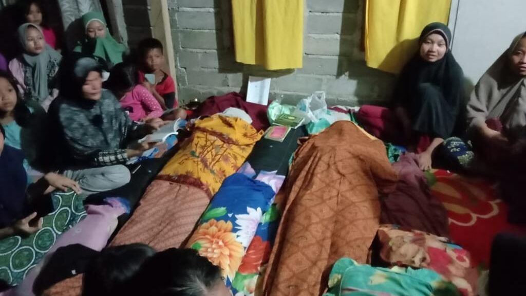 Dua jenazah korban tersambar petir di Kelurahan Mataiwoi, Kecamatan Tongauna, Kabupaten Konawe. 