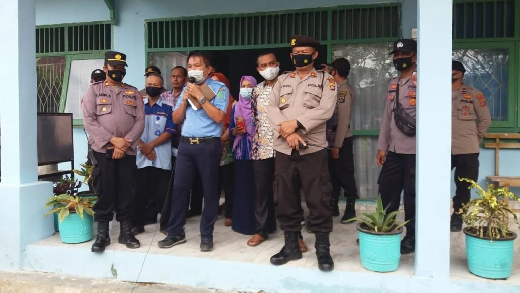 Plt Direktur PDAM Tirta Darma Konawe didampingi Tim Sabhara Polres Konawe saat menemui massa aksi untuk melakukan dialog.