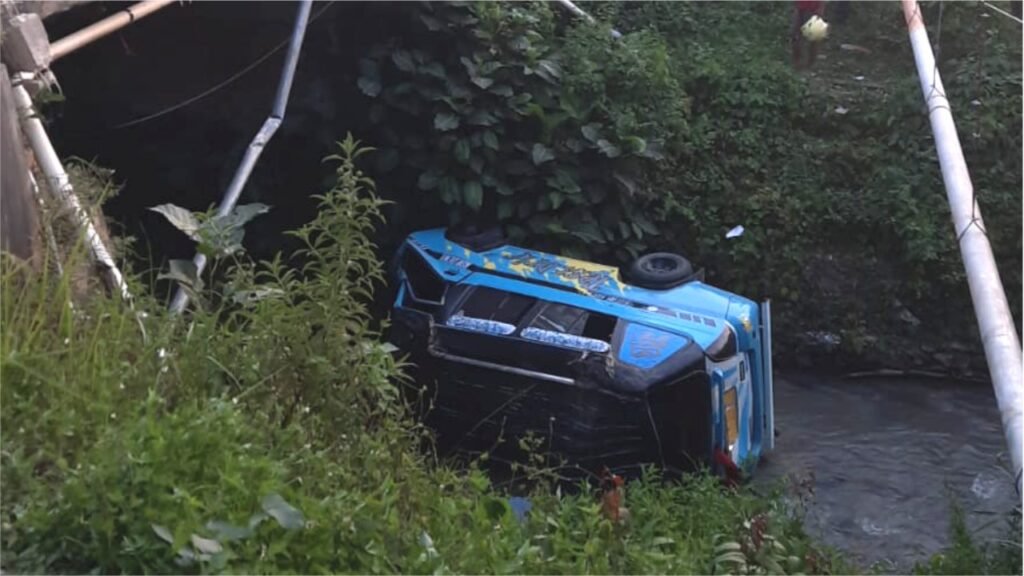 Angkot terjun ke sungai usai menabrak pembatas jembatan Jalan Pangeran Antasari, Kelurahan Rahandouna, Kecamatan Poasia.