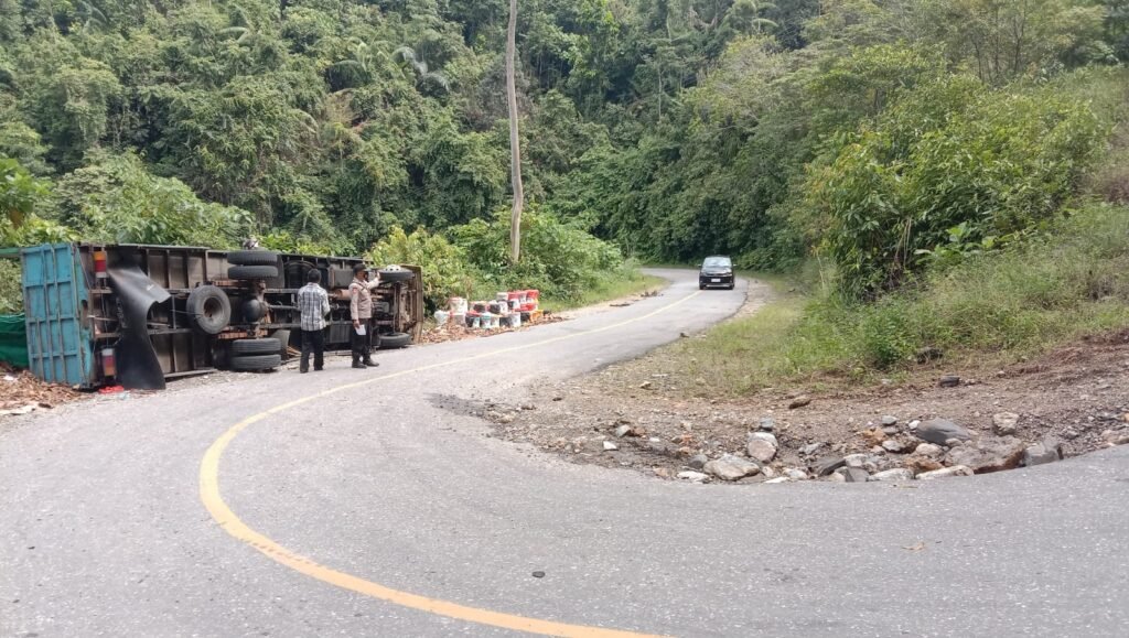 Injak Lubang, Truk Bermuatan Keramik Terguling di Jalan Trans Sulawesi Kolut