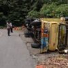 Injak Lubang, Truk Bermuatan Keramik Terguling di Jalan Trans Sulawesi Kolut